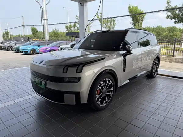 Lynk & Co 900 2025