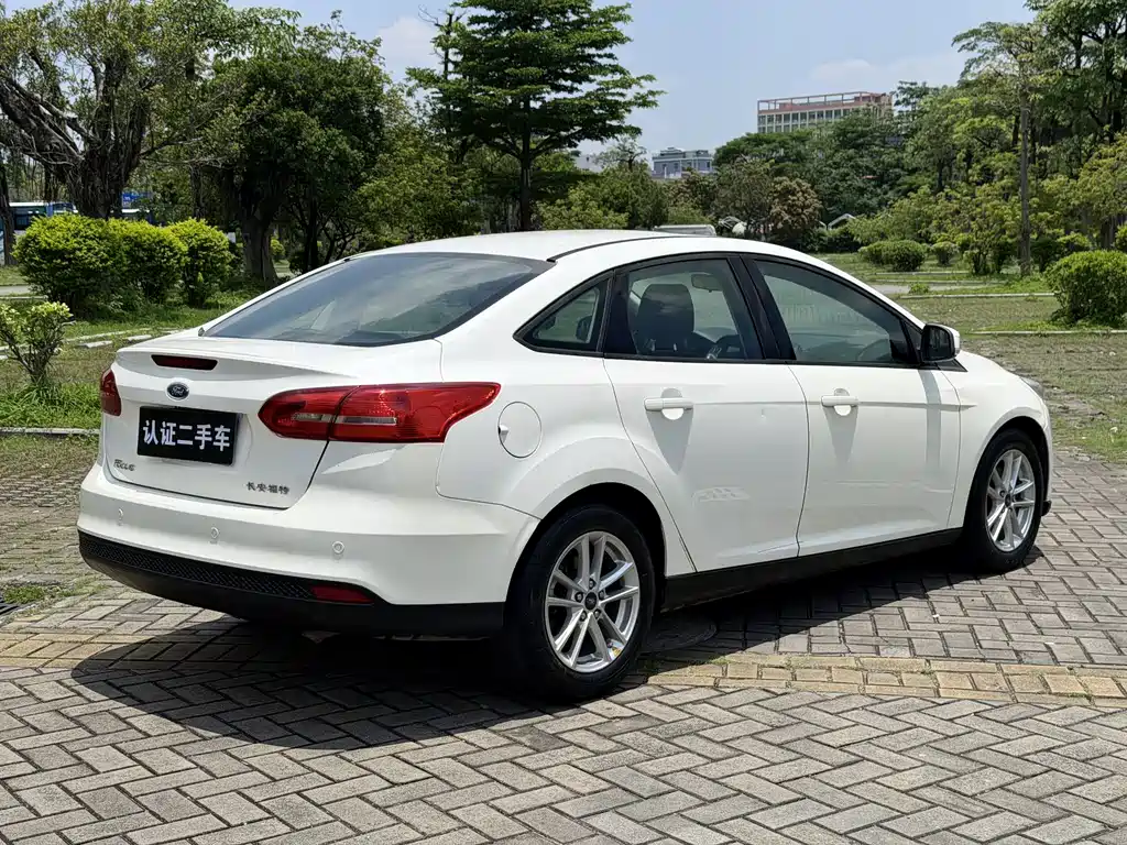 Ford Focus 2015 — фото 12