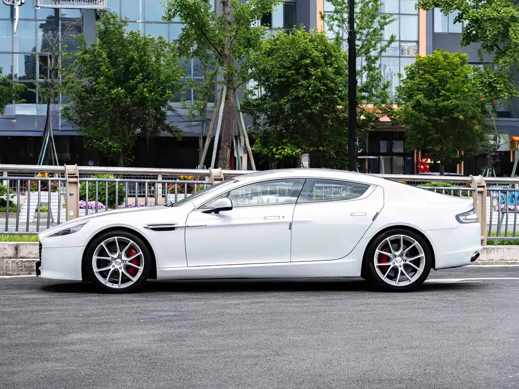 Aston Martin Rapide 2011 — фото 20