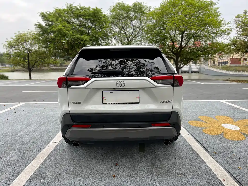 Toyota RAV4 2022 — фото 15
