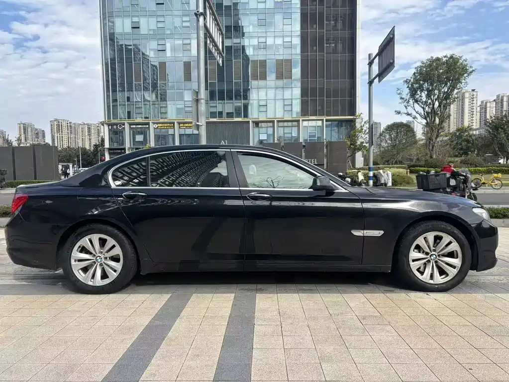 BMW 7 Series 2011 — фото 2