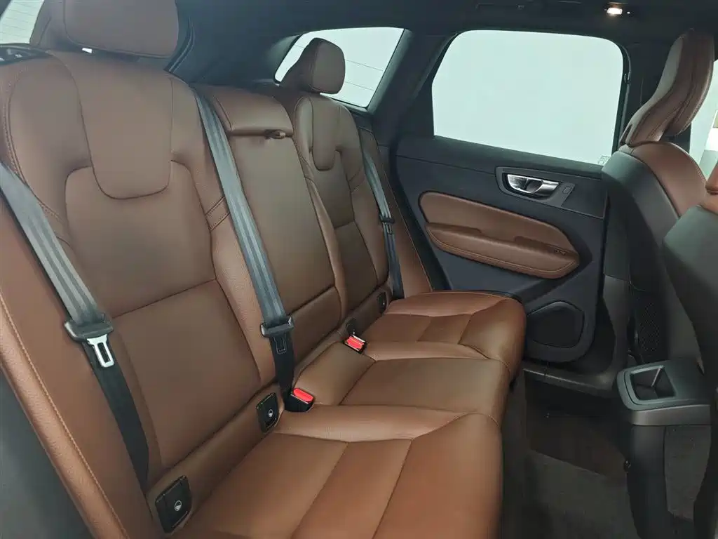 Volvo XC60 2022 — фото 15