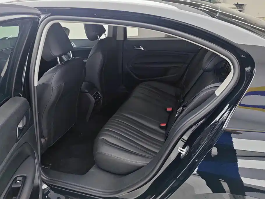 Peugeot 408 2023 — фото 11