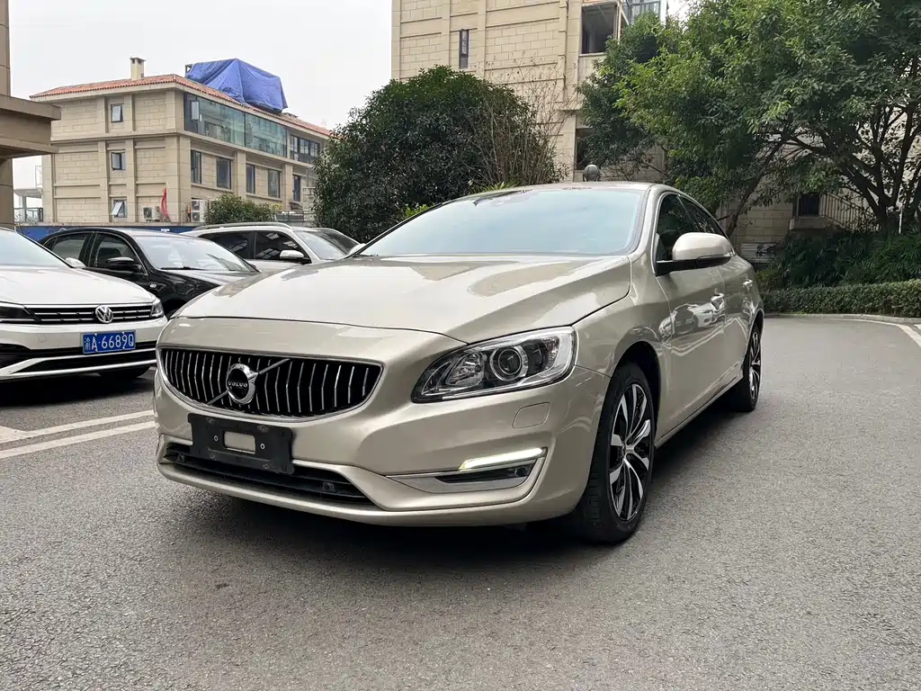 Volvo S60 2019 — фото 1