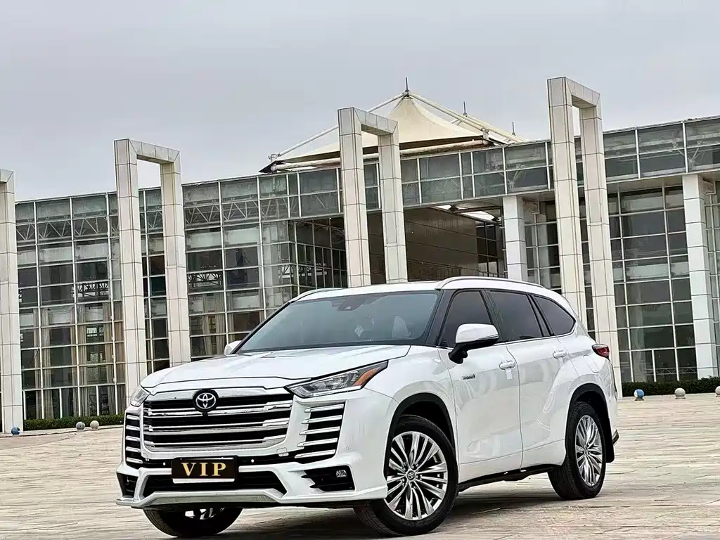 Toyota Highlander 2024 — фото 1