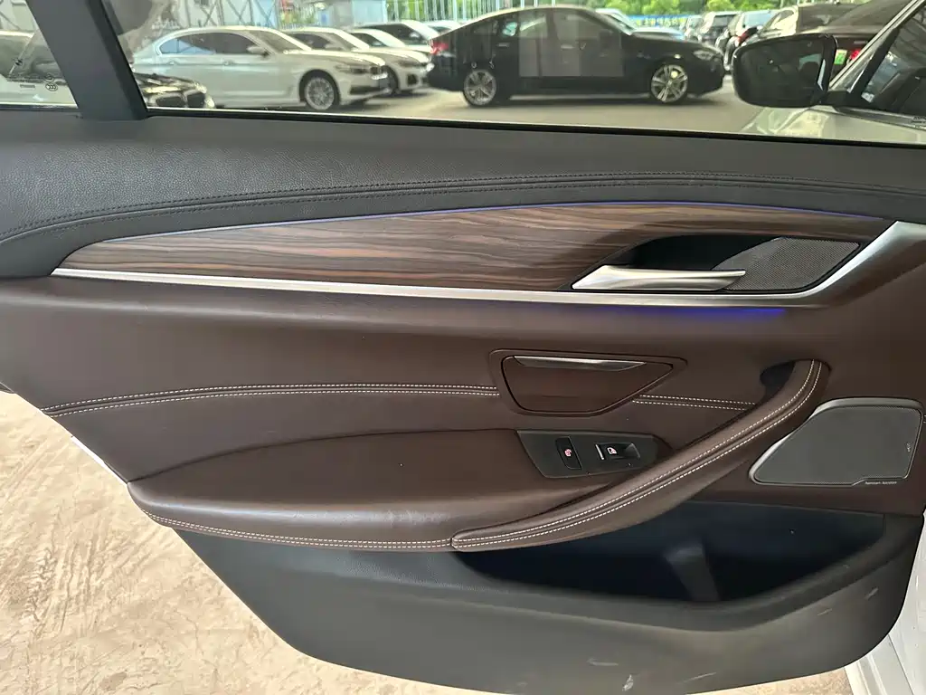 BMW 5 Series 2018 — фото 14