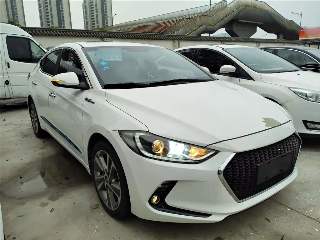 Hyundai Elantra 2017 — фото 22