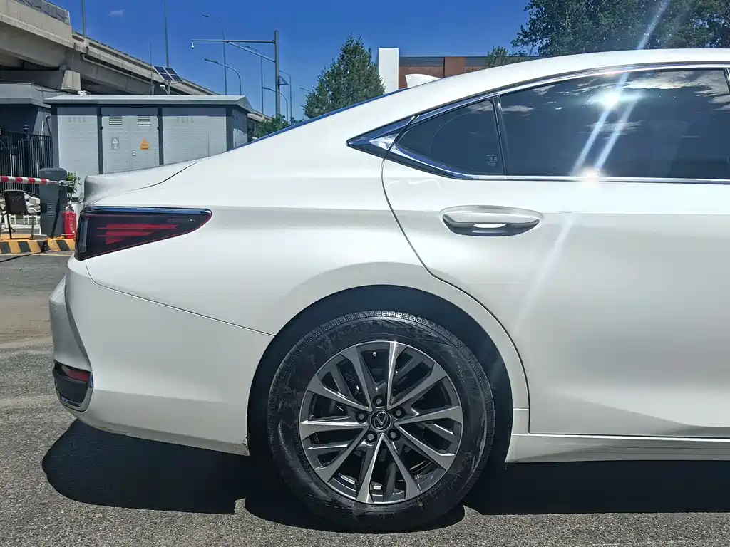 Lexus ES 2022 — фото 12