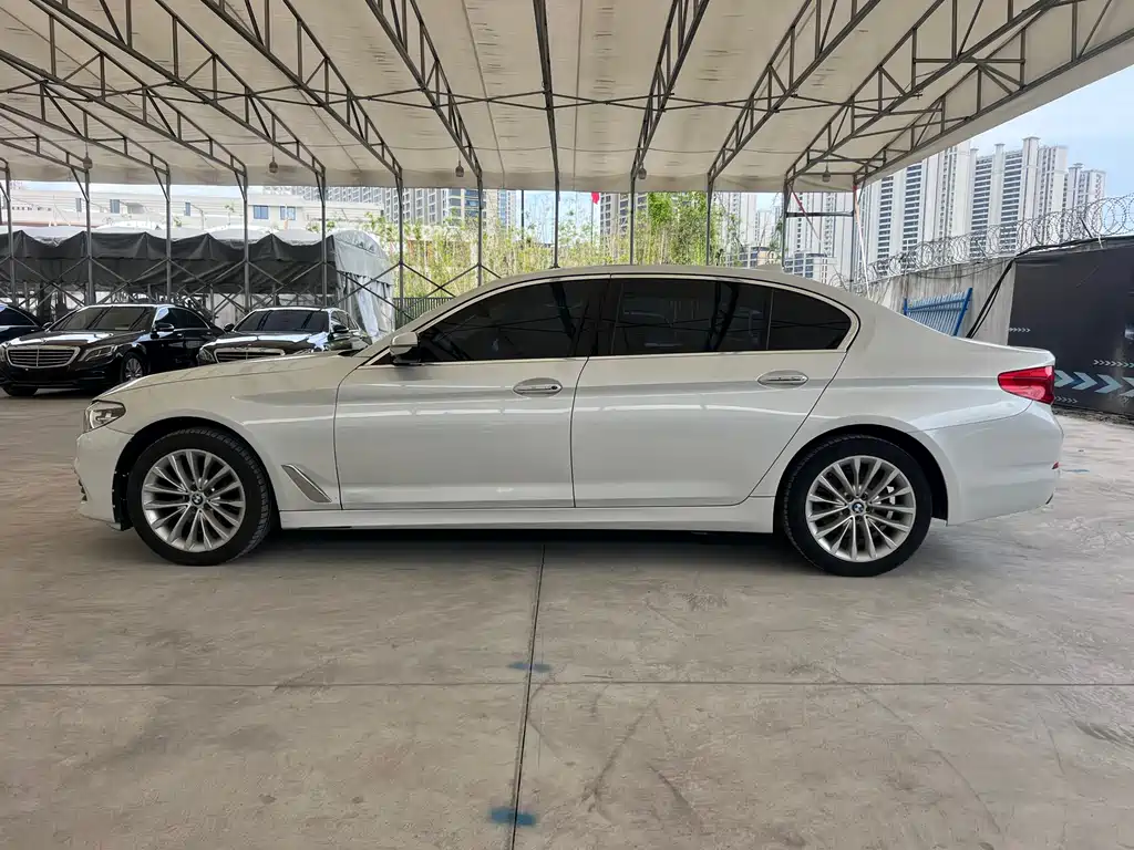 BMW 5 Series 2018 — фото 5
