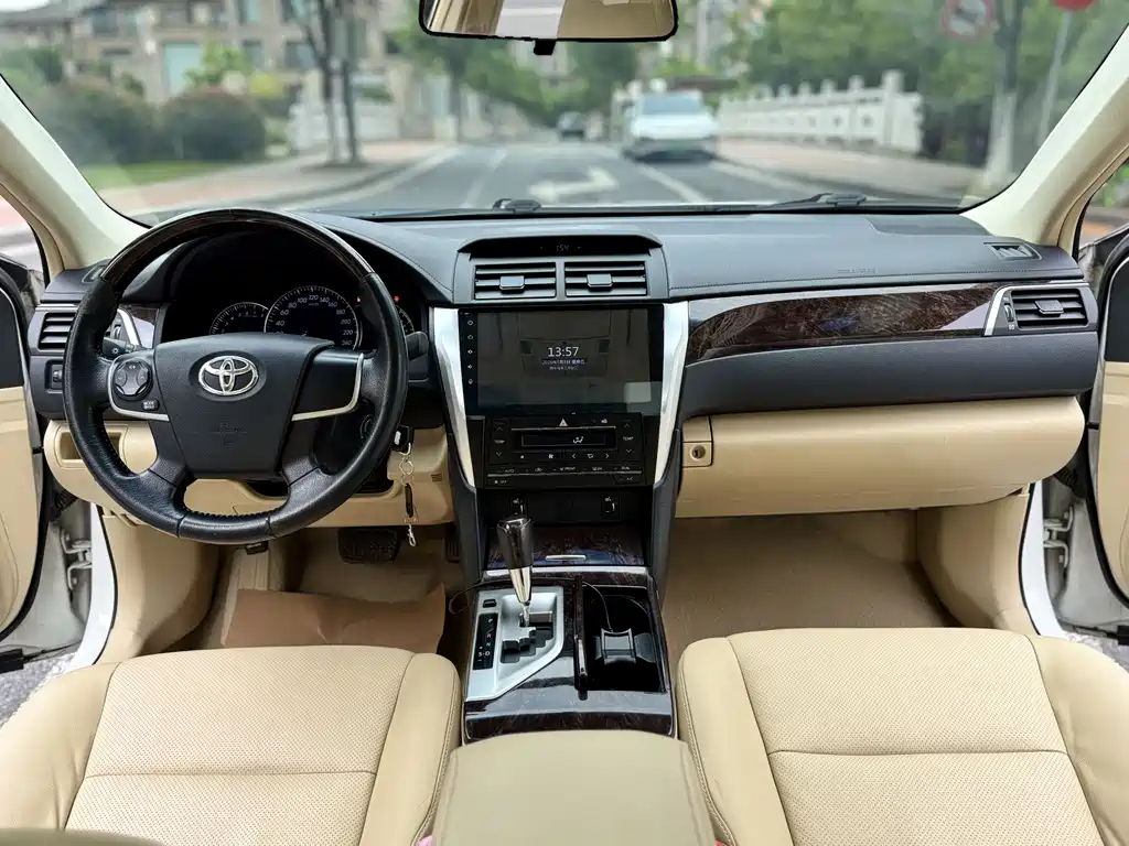 Toyota Camry 2015 — фото 12