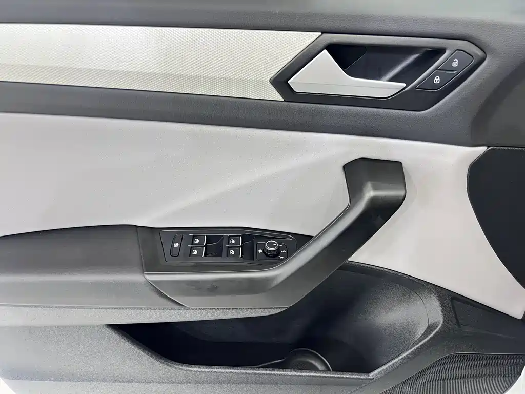 Volkswagen T-Roc 2023 — фото 8