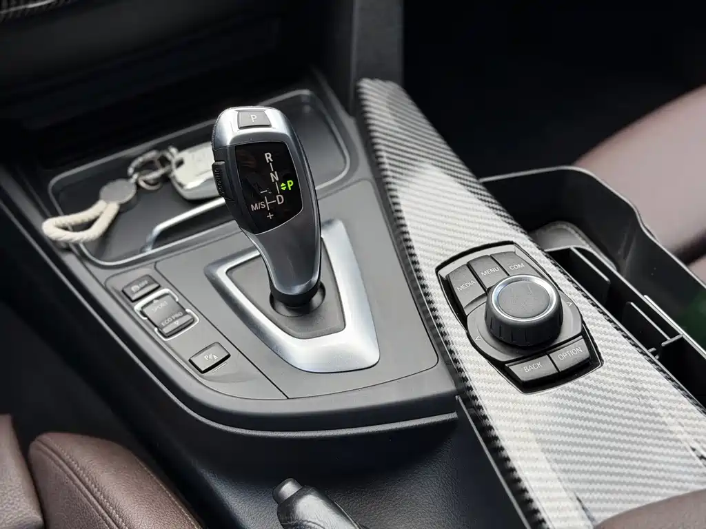 BMW 3 Series 2018 — фото 10