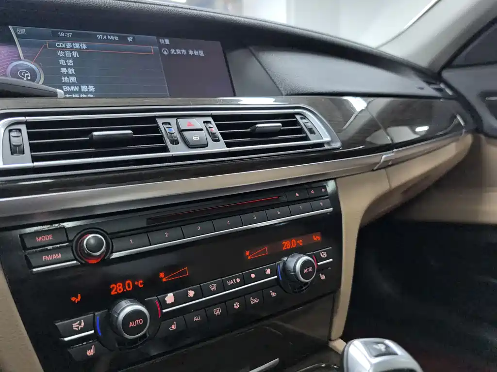 BMW 7 Series 2011 — фото 10