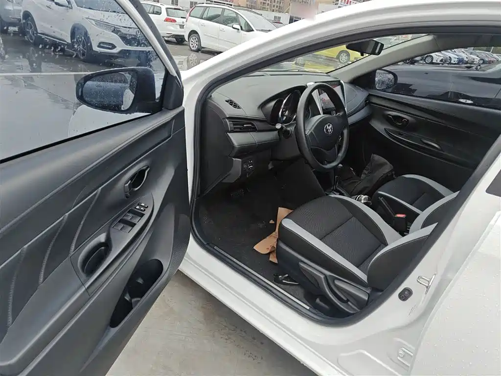Toyota Yaris L 2020 — фото 16