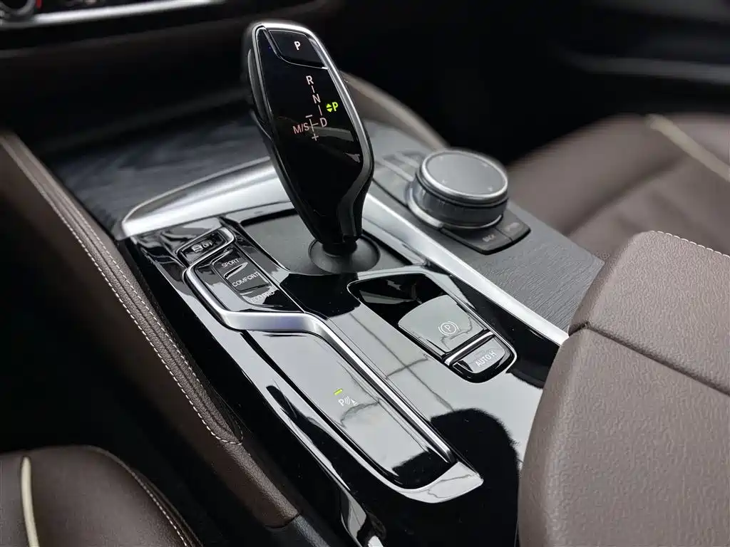 BMW 5 Series 2022 — фото 19