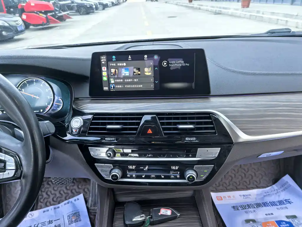 BMW 5 Series 2018 — фото 26