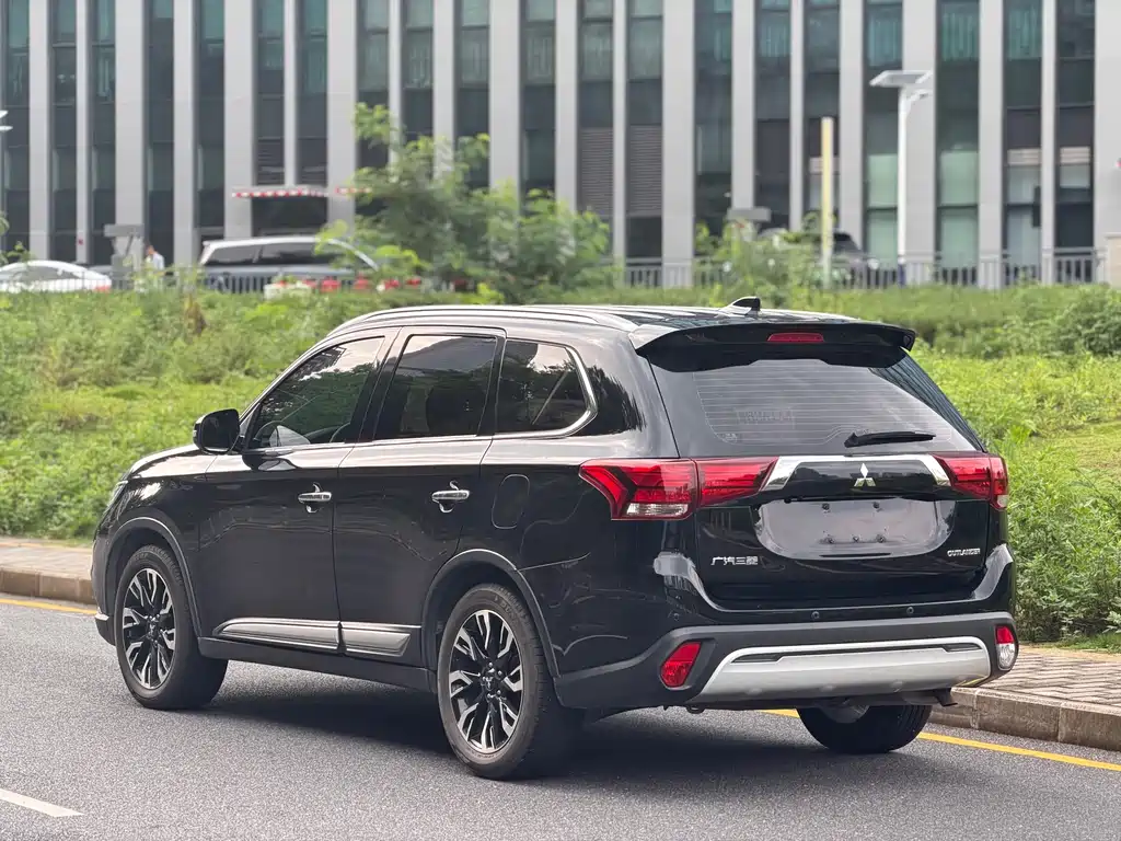 Mitsubishi Outlander 2020 — фото 13