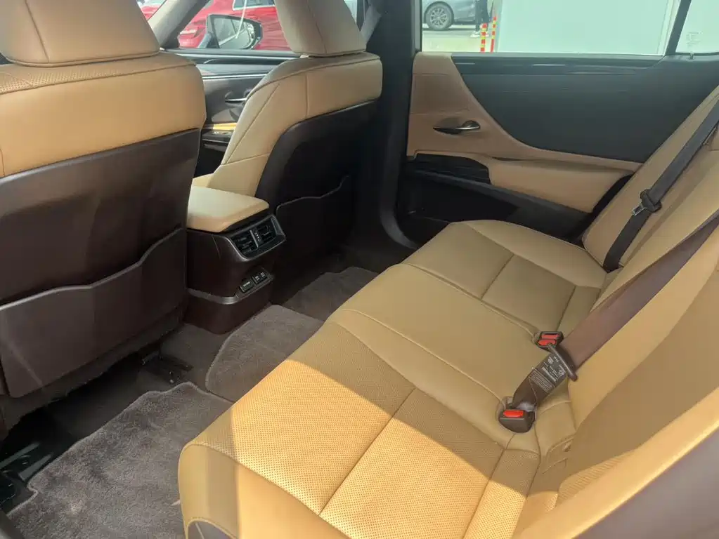 Lexus ES 2018 — фото 12