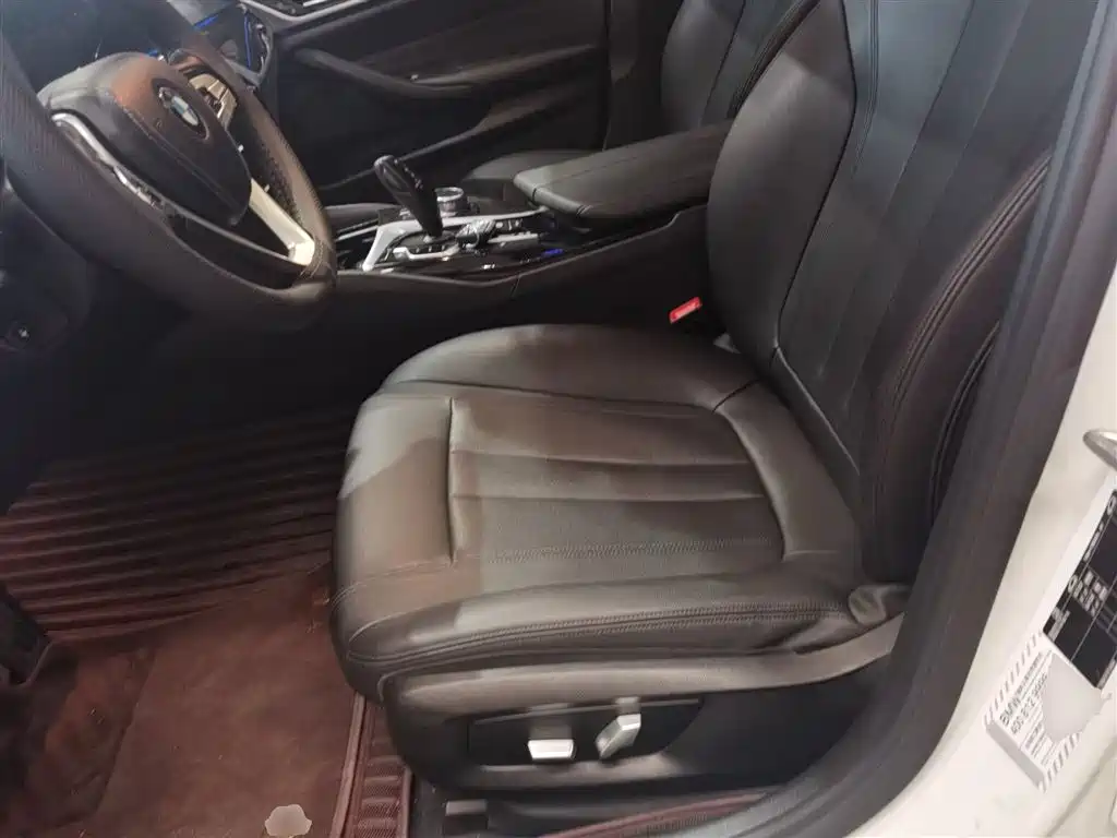 BMW 5 Series 2018 — фото 11