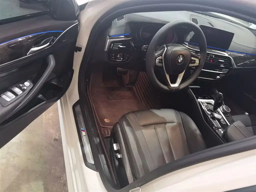 BMW 5 Series 2018 — фото 12