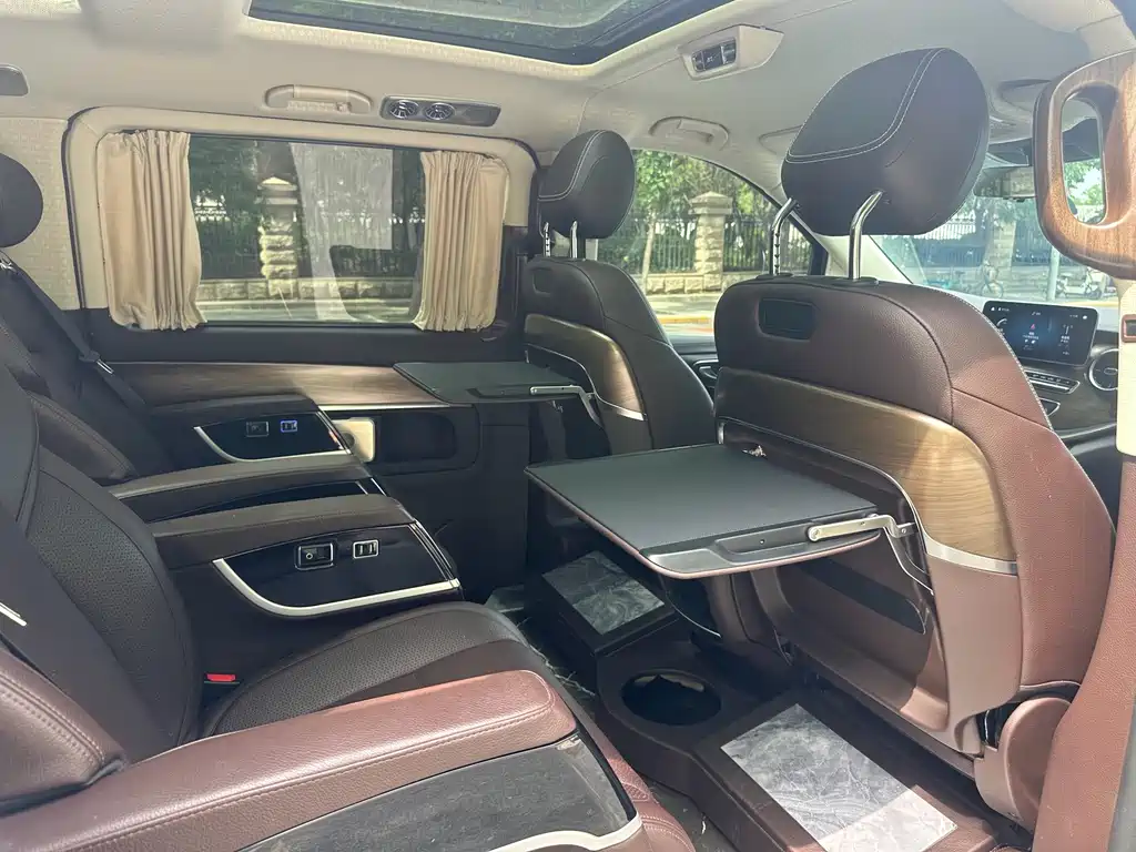 Mercedes-Benz V-Class 2023 — фото 15