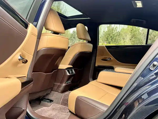 Lexus ES 2020