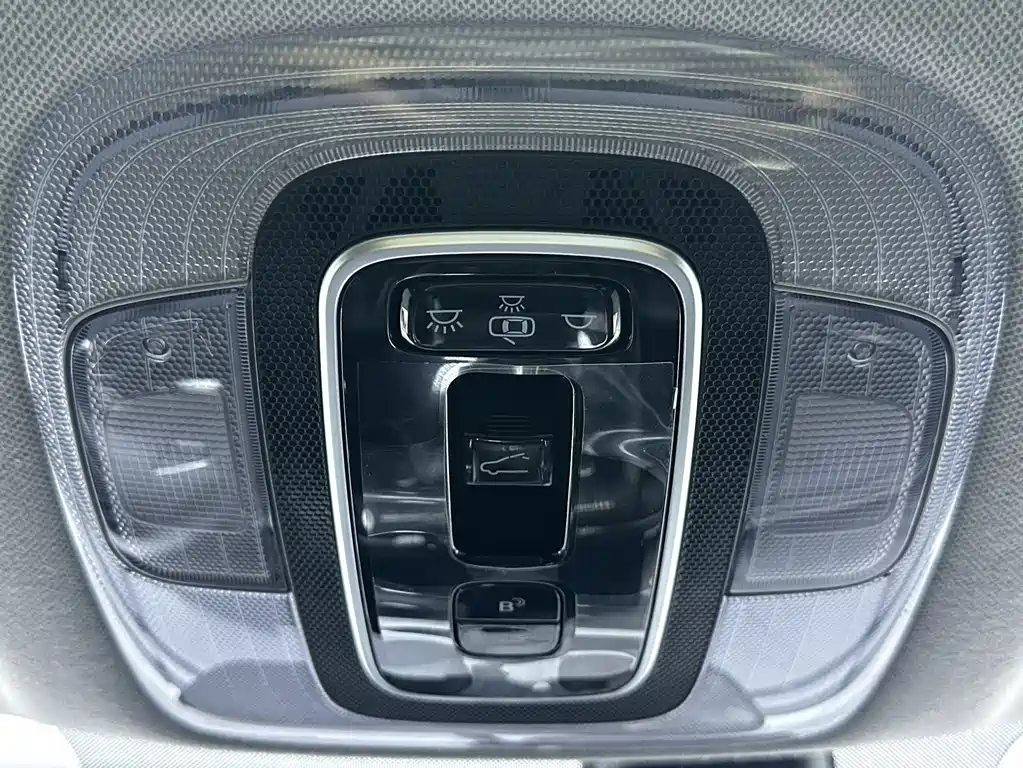Hyundai Elantra 2023 — фото 18