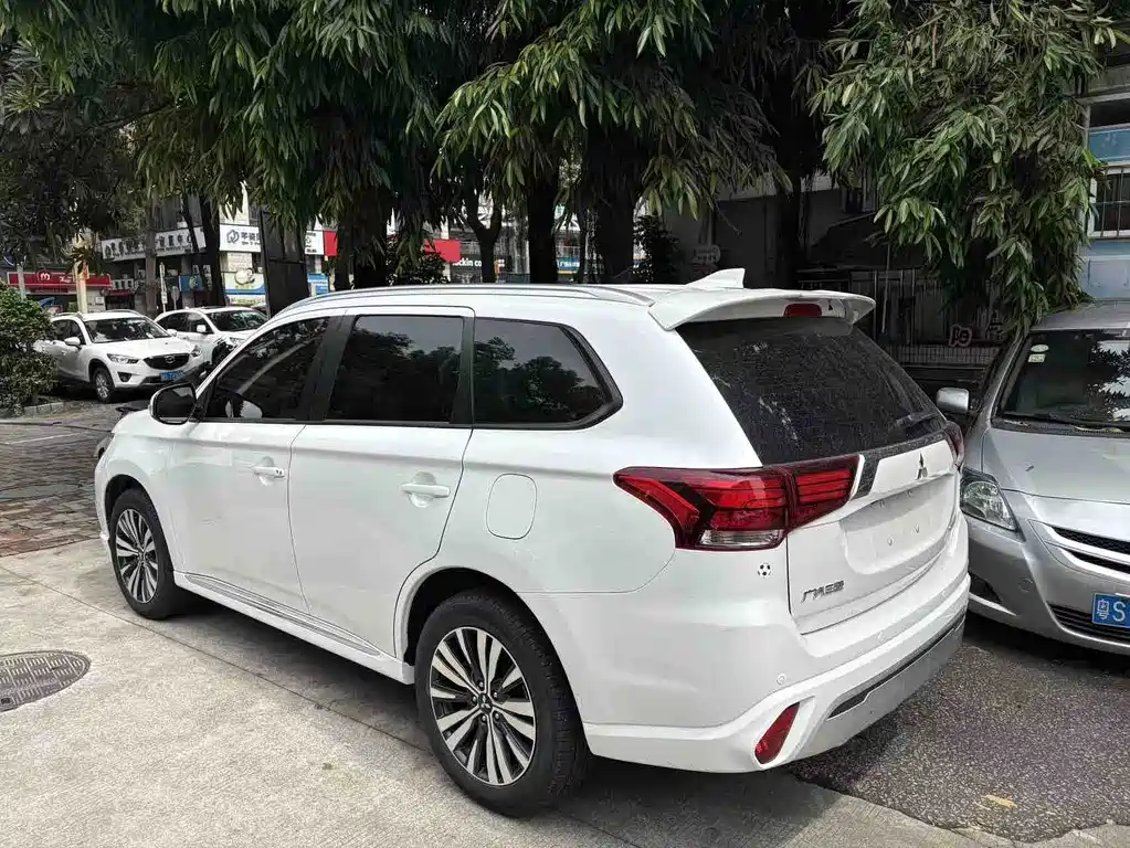 Mitsubishi Outlander 2023 — фото 4