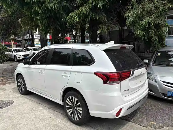 Mitsubishi Outlander 2023