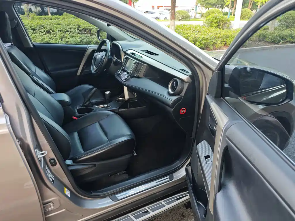 Toyota RAV4 2015 — фото 8