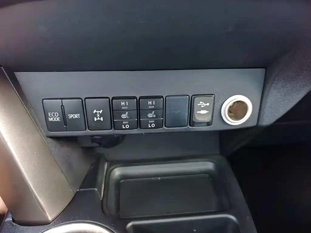 Toyota RAV4 2015 — фото 18