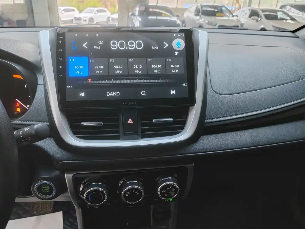 Toyota Yaris L 2022 — фото 16