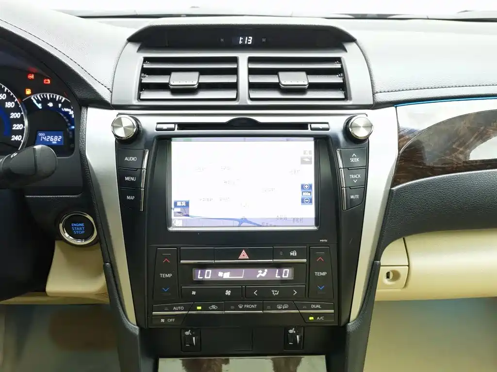Toyota Camry 2015 — фото 12