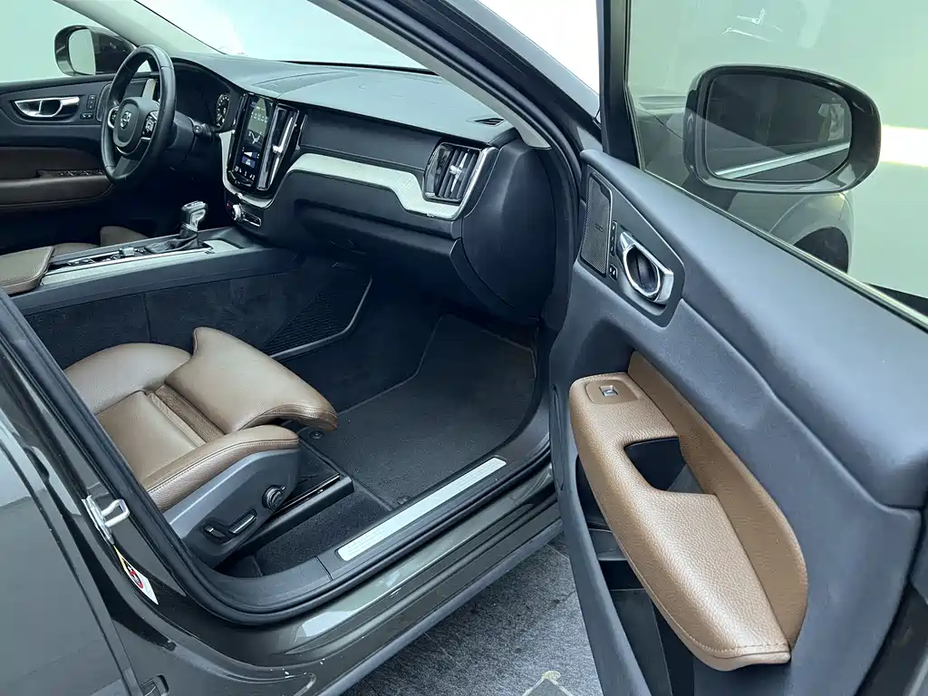 Volvo XC60 2019 — фото 11