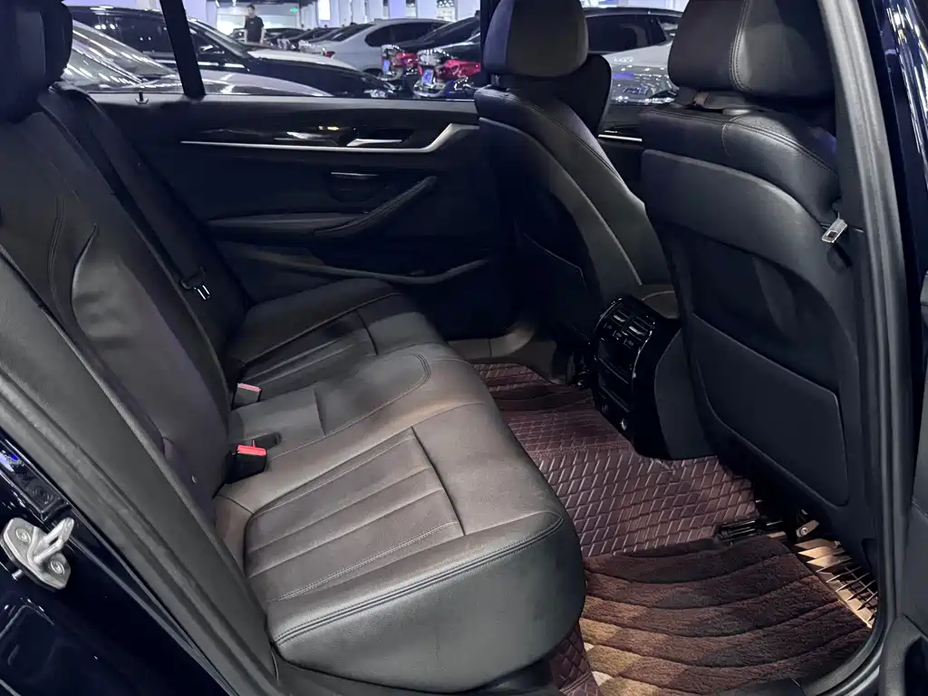 BMW 5 Series 2018 — фото 10