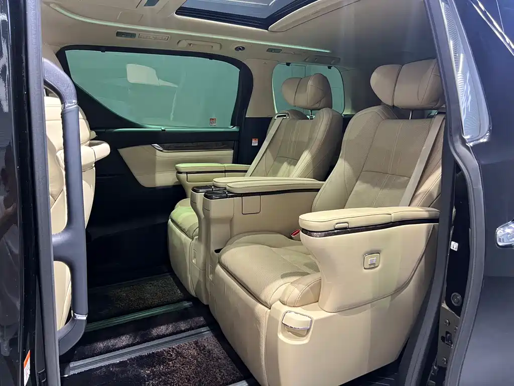 Toyota Alphard 2023 — фото 9