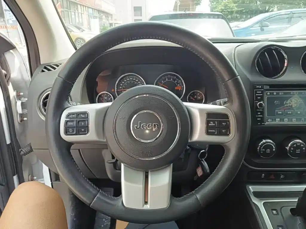 Jeep Compass 2015 — фото 11