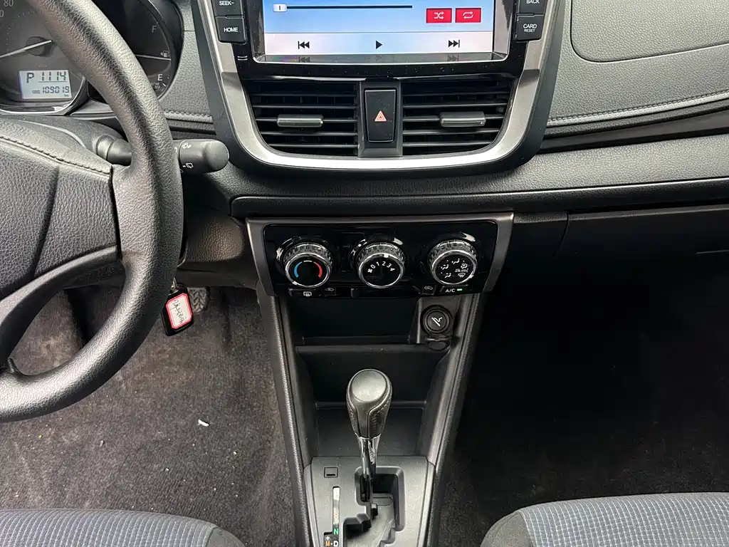 Toyota Yaris L 2017 — фото 10