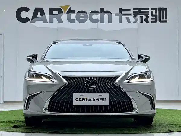 Lexus ES 2020