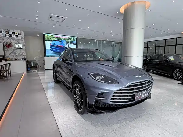 Aston Martin DBX 2025