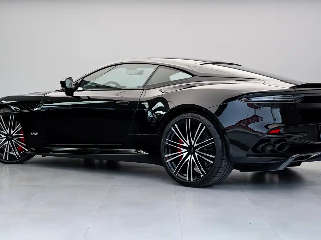 Aston Martin DBS 2023 — фото 16