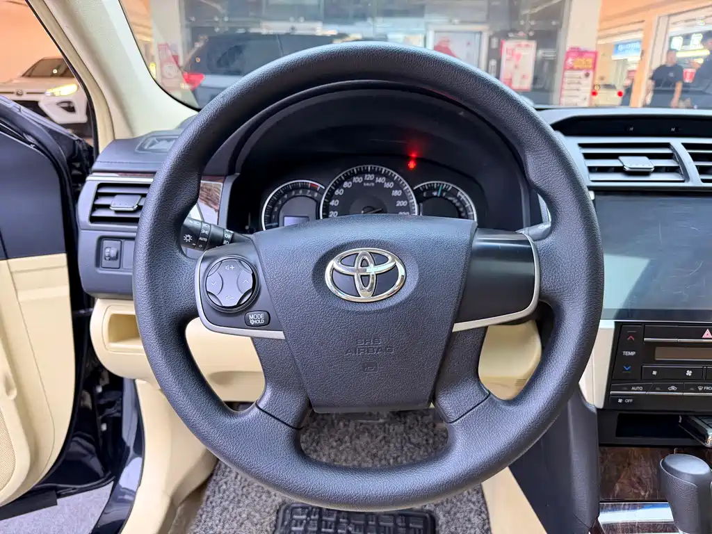 Toyota Camry 2015 — фото 12