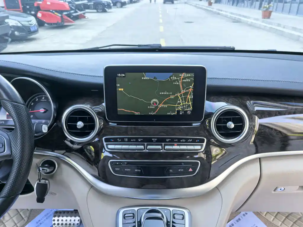 Mercedes-Benz V-Class 2018 — фото 24