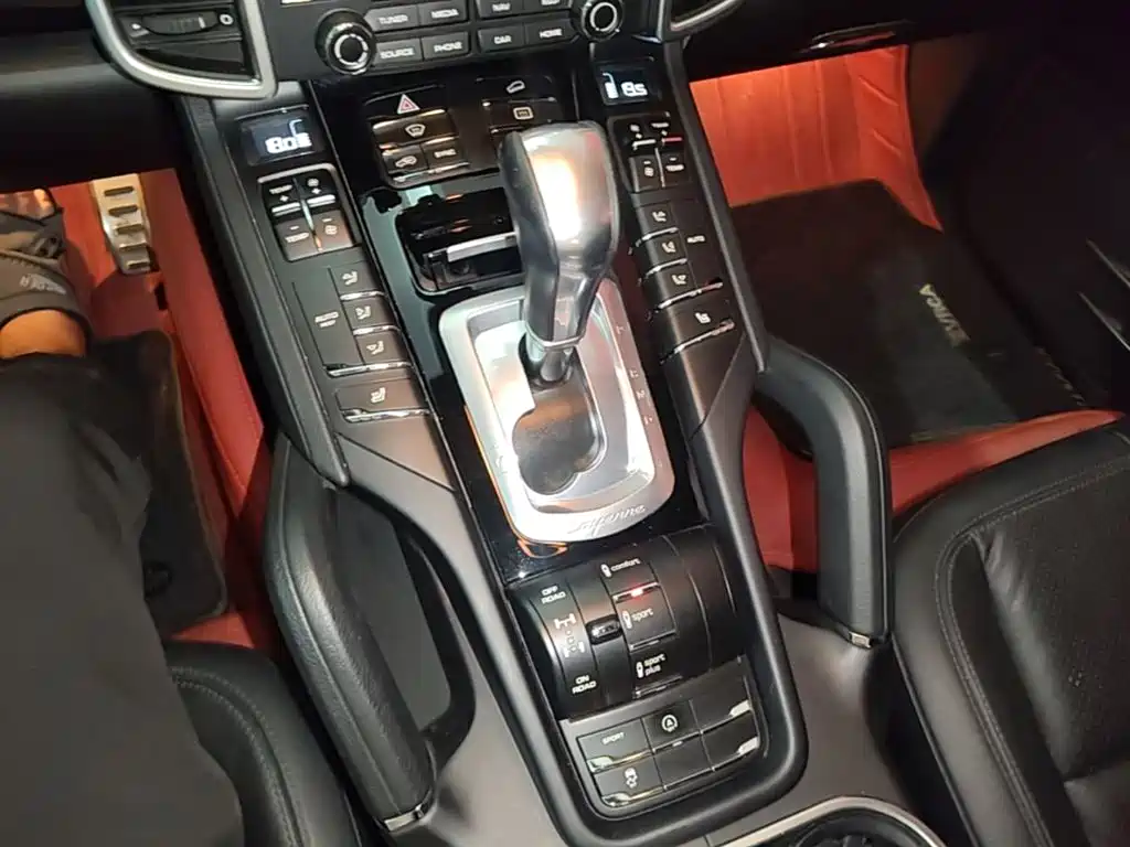 Porsche Cayenne 2017 — фото 14
