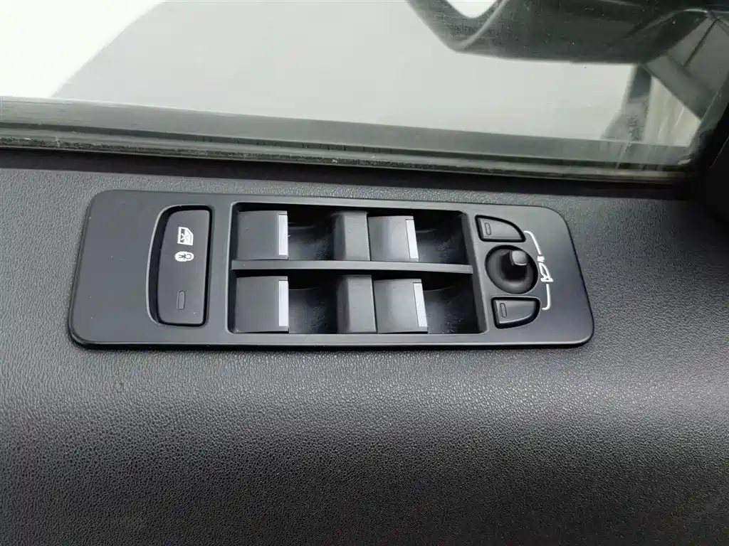 Land Rover Discovery Sport 2021 — фото 9