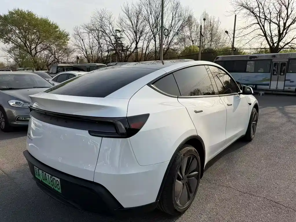 Tesla Model Y 2025 — фото 4