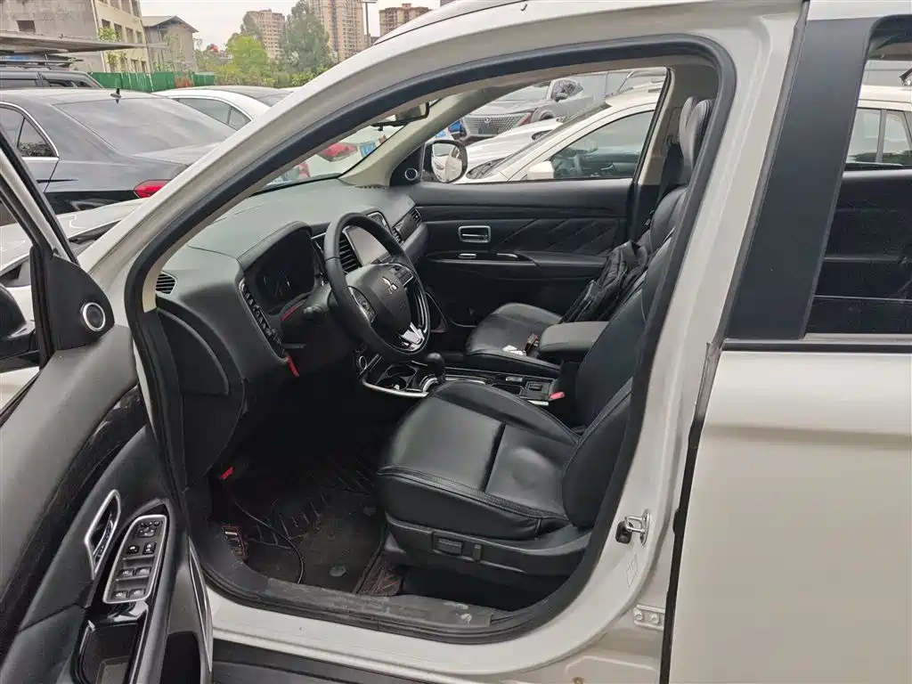 Mitsubishi Outlander 2020 — фото 15