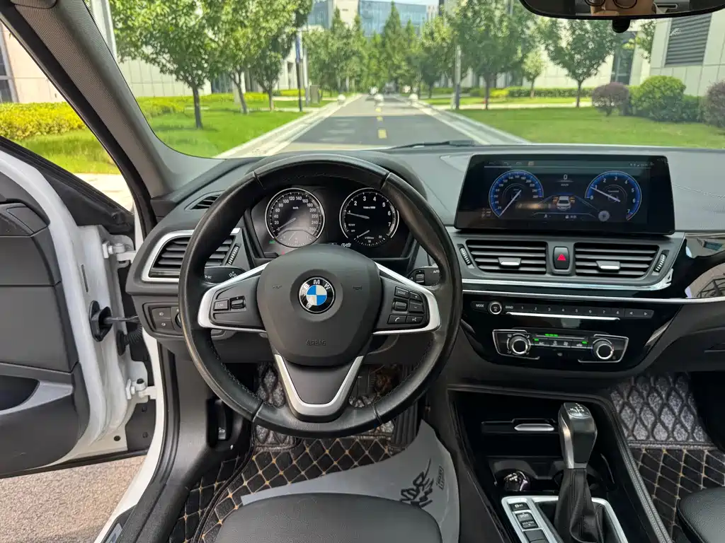 BMW 1 Series 2018 — фото 14