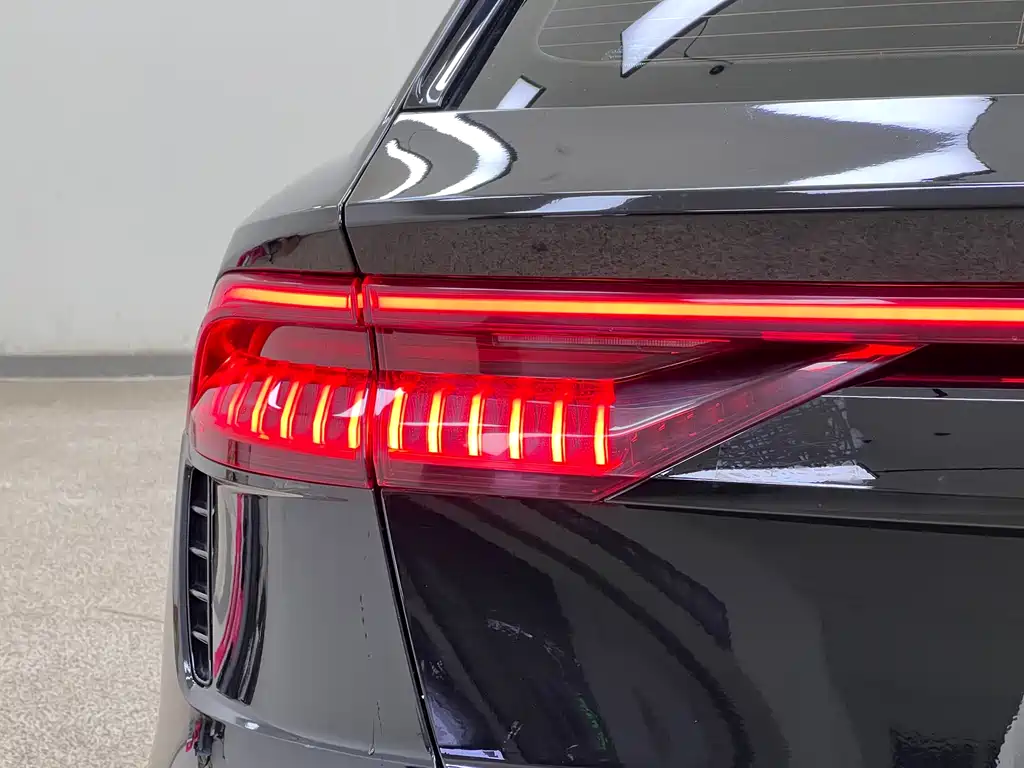 Audi Q8 2022 — фото 12