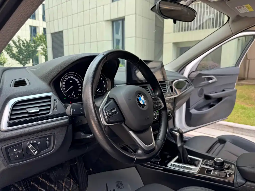 BMW 1 Series 2018 — фото 22